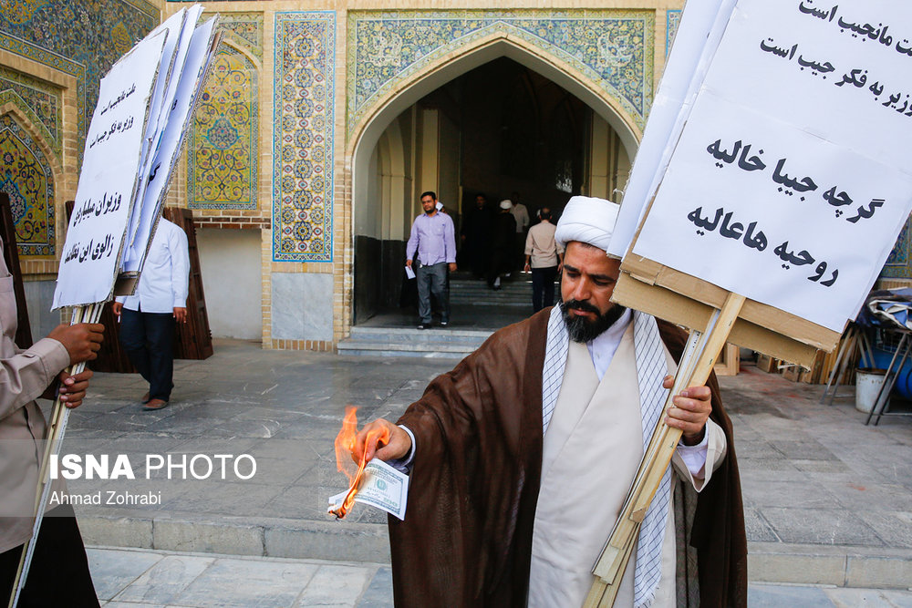 عکس روحانیِ آتش‌زننده دلار دوباره وایرال شد