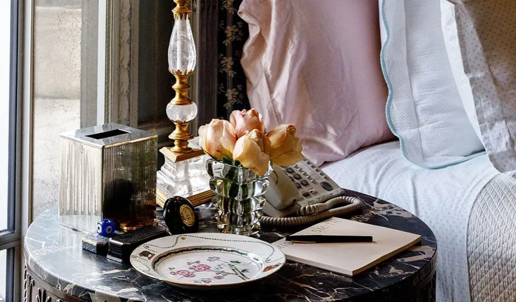 Decorate-the-bedside-table-5