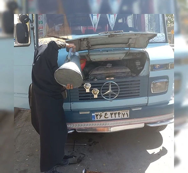 خاطره جالب بانوی اصفهانی که با مینی‌بوس قرمزش به دل جاده زد