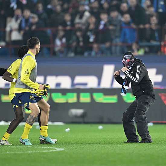 تصاویری از مشت‌زنی و اجرای فن کشتی‌کج در زمین فوتبال!