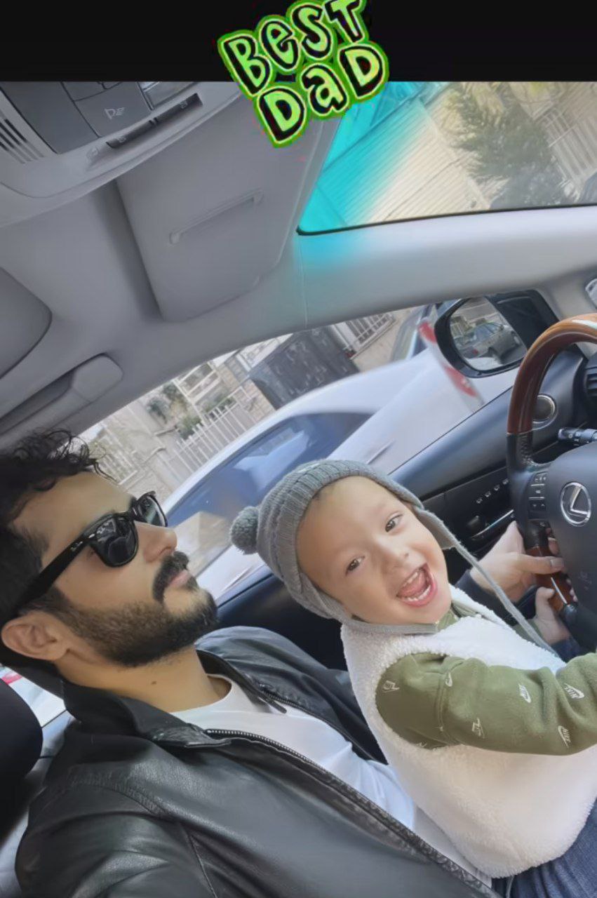 تصویری از ساعد سهیلی و پسرش در پشت فرمان ماشین