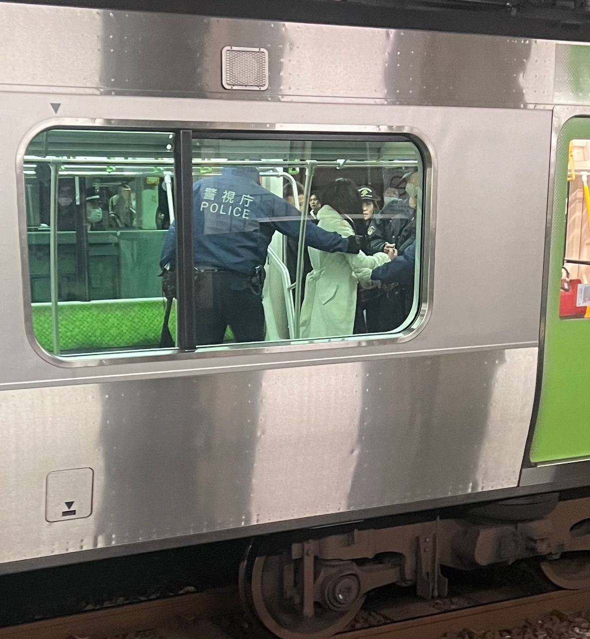 حمله یک دختر با چاقو به مسافران مترو