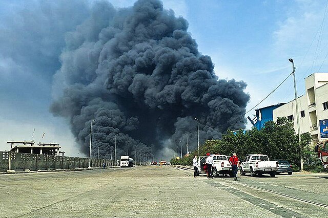 Smoke_billowing_from_Shahid_Rajaee_port_explosion__26_April_2025