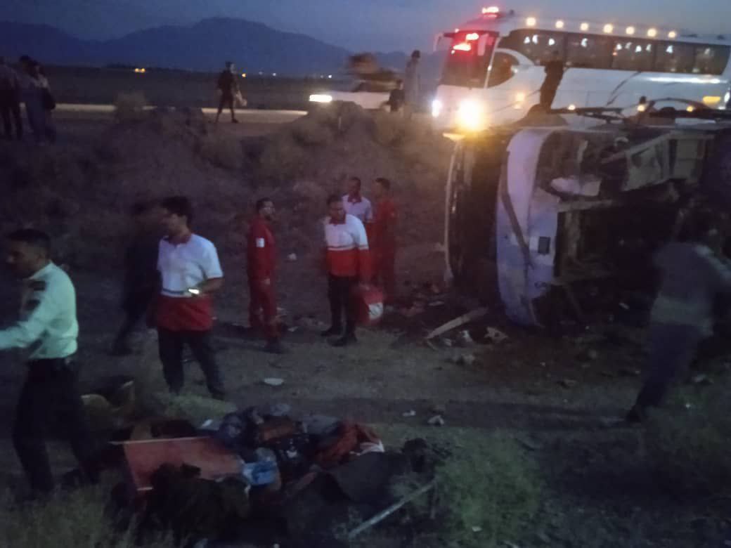 واژگونی اتوبوس در جاده شیراز حادثه‌ساز شد