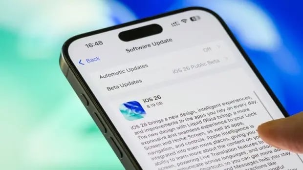 extend-phone-life-3-person-updating-iphone-to-ios-26-620x348