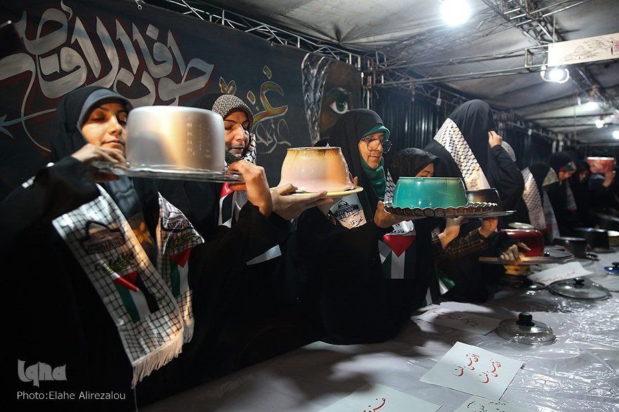 تصاویر پربازدید از چند خانم با قابلمه مقابل دانشگاه تهران