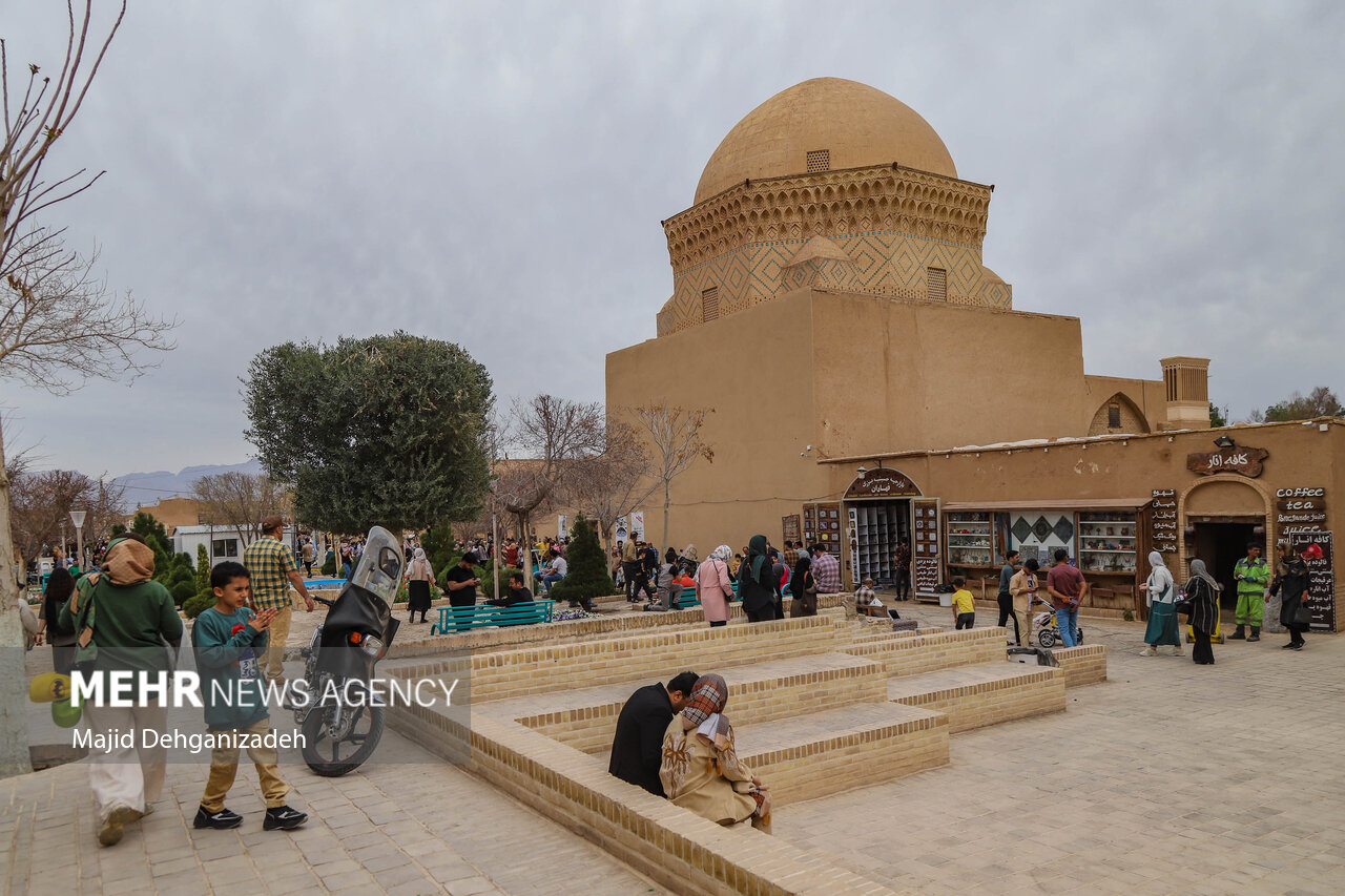 گشت و گذار مهمانان نوروزی در شهر بادگیرها