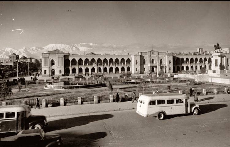 میدان توپخانه در سال ۱۳۳۱؛ خلوت و تمیز و قشنگ