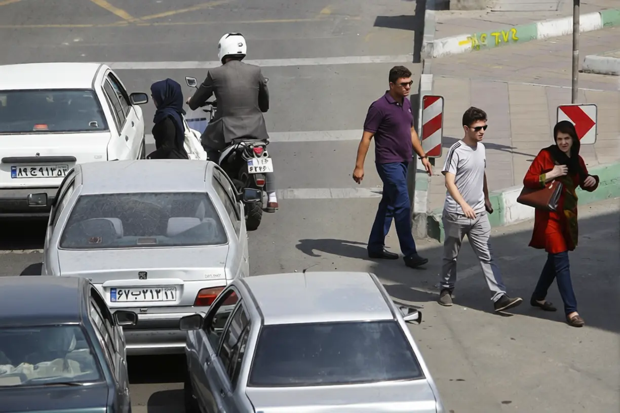 روزمرگی-در-خیابانهای-تهران-10-ezremove