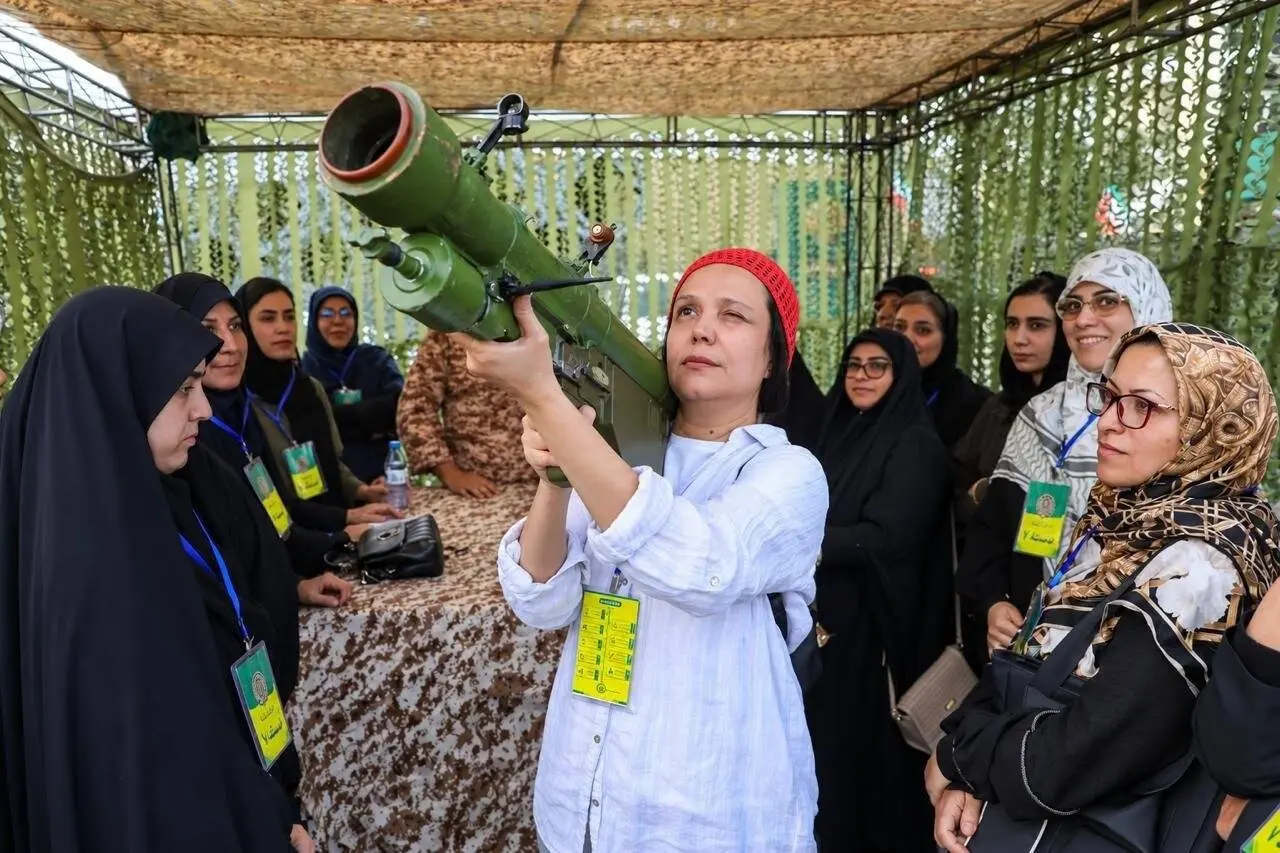 تمرین یک زن با RPG در برنامه آموزشی جان فدا