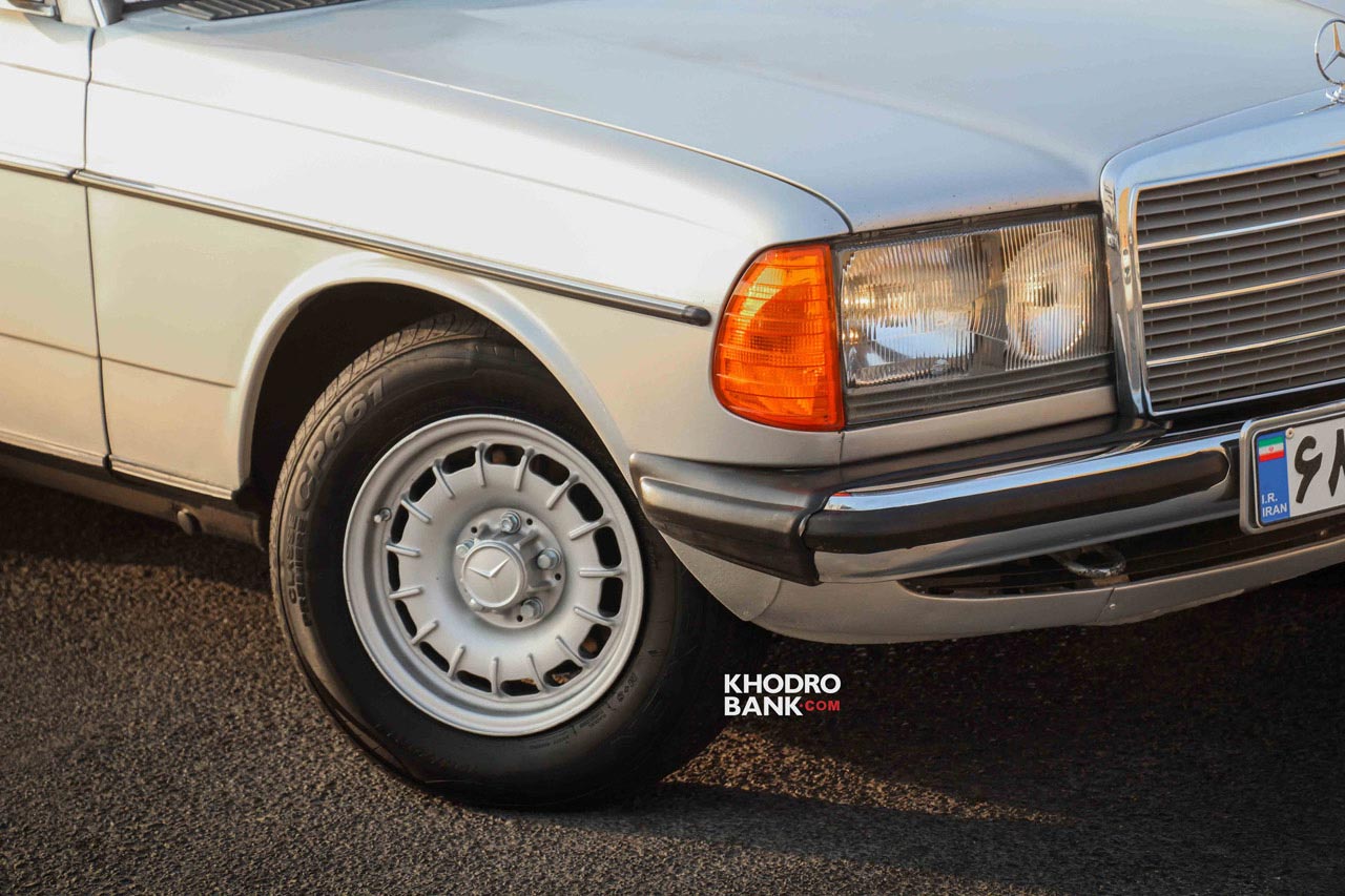 15481_1984-Mercedes-Benz-W123-230E-41