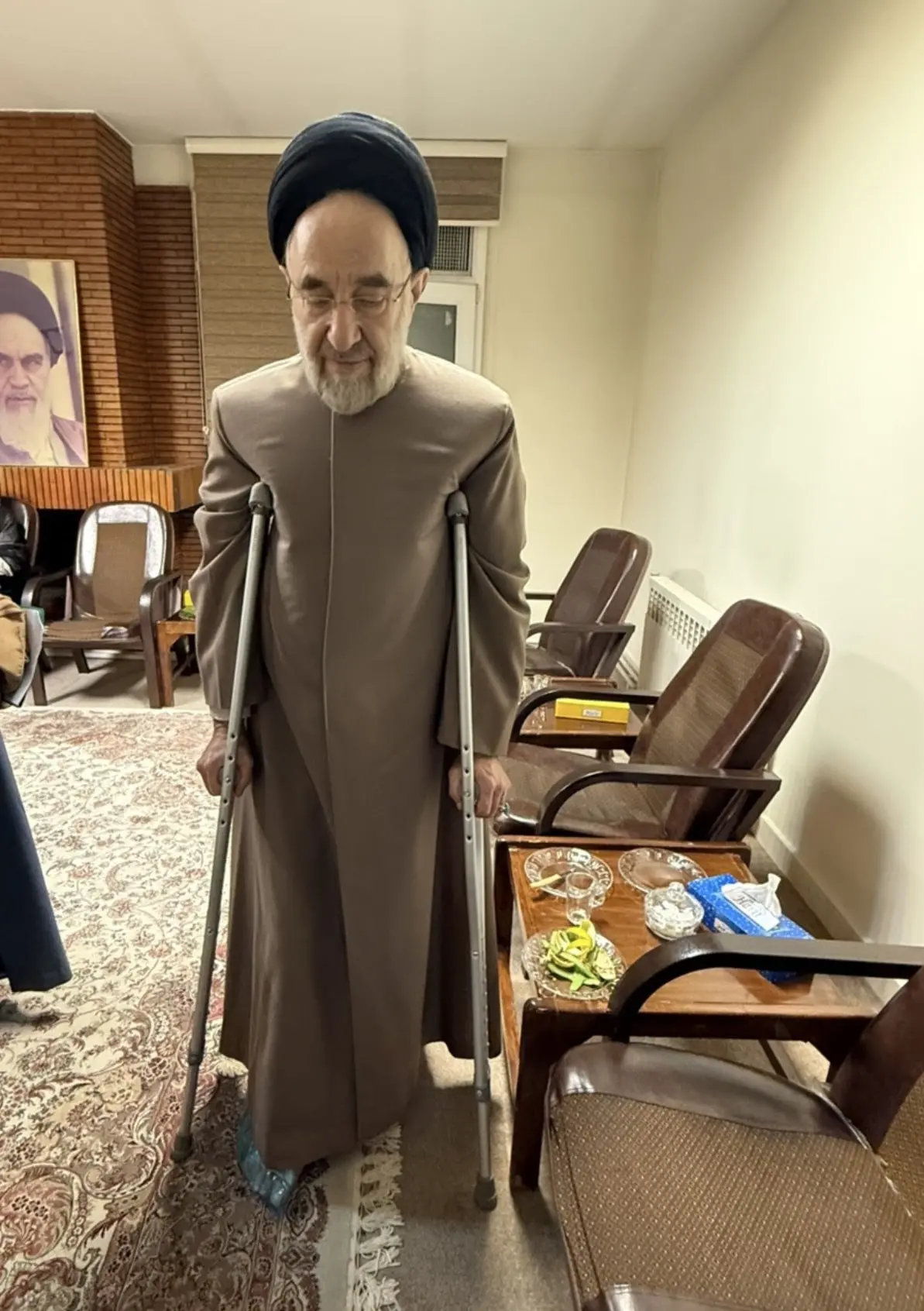 اولین تصاویر از سیدمحمد خاتمی با عصا