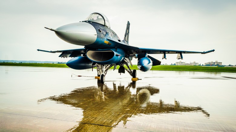 5-an-f-2-on-tarmac