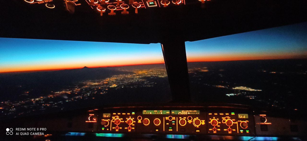 لحظه طلوع خورشید در تهران از کابین خلبان