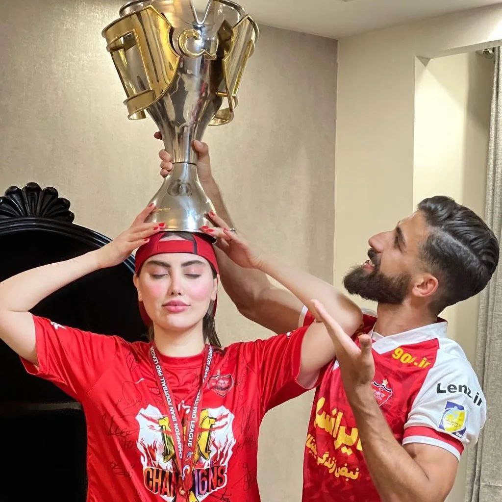 جشن دونفره فرشاد فرجی و همسرش با جام قهرمانی