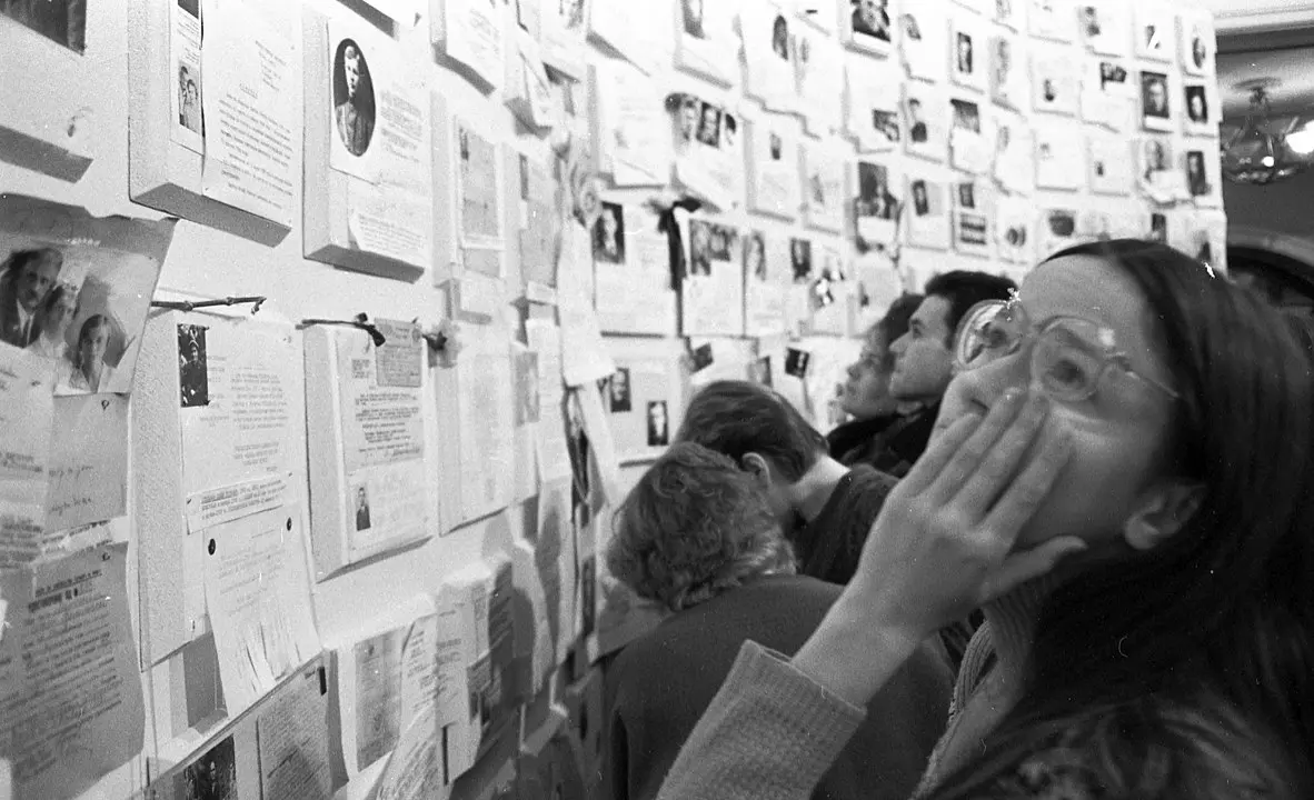 1182px-Wall_of_sorrow_at_the_first_exhibition_of_the_victims_of_Stalinism_in_Moscow