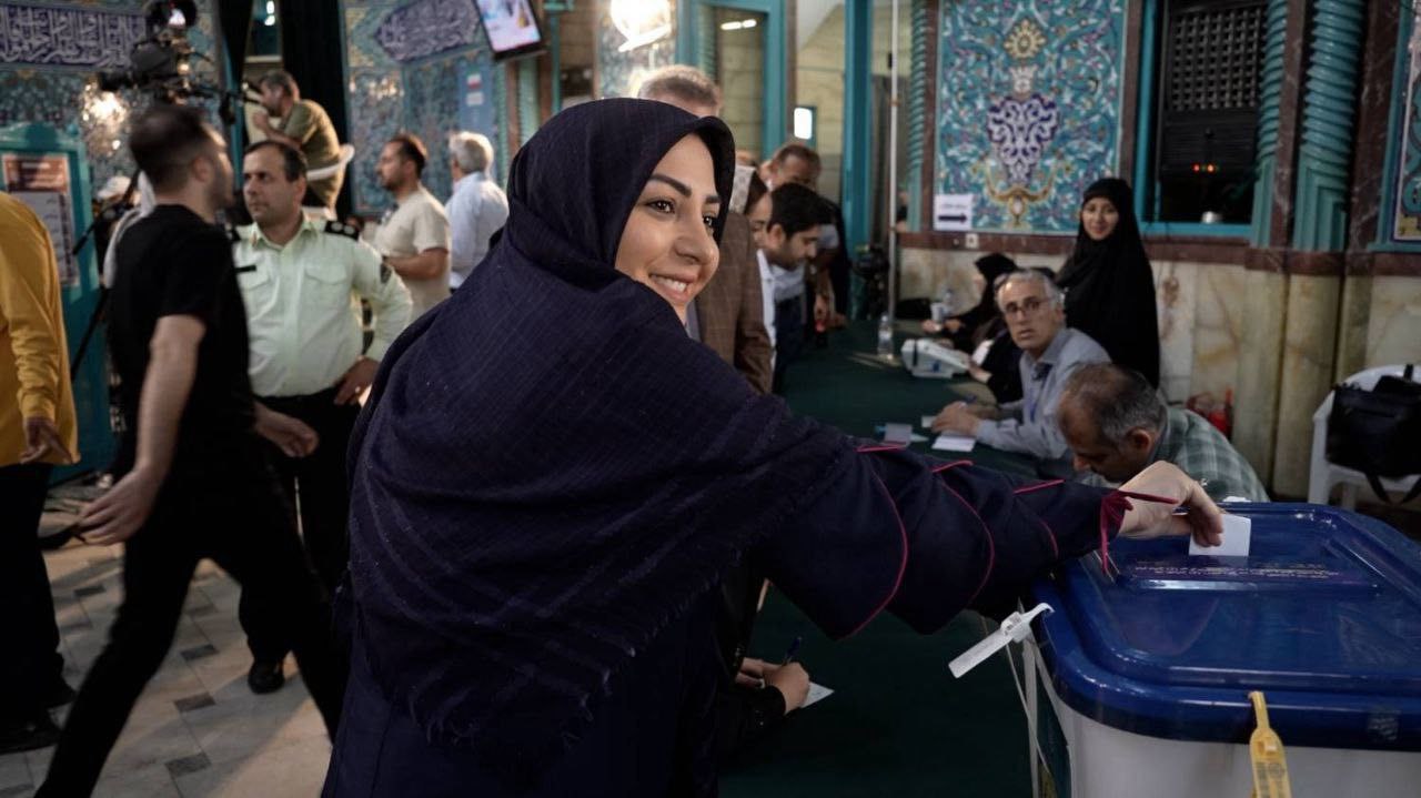 ژست خوشحال المیرا شریفی‌مقدم پای صندوق رای