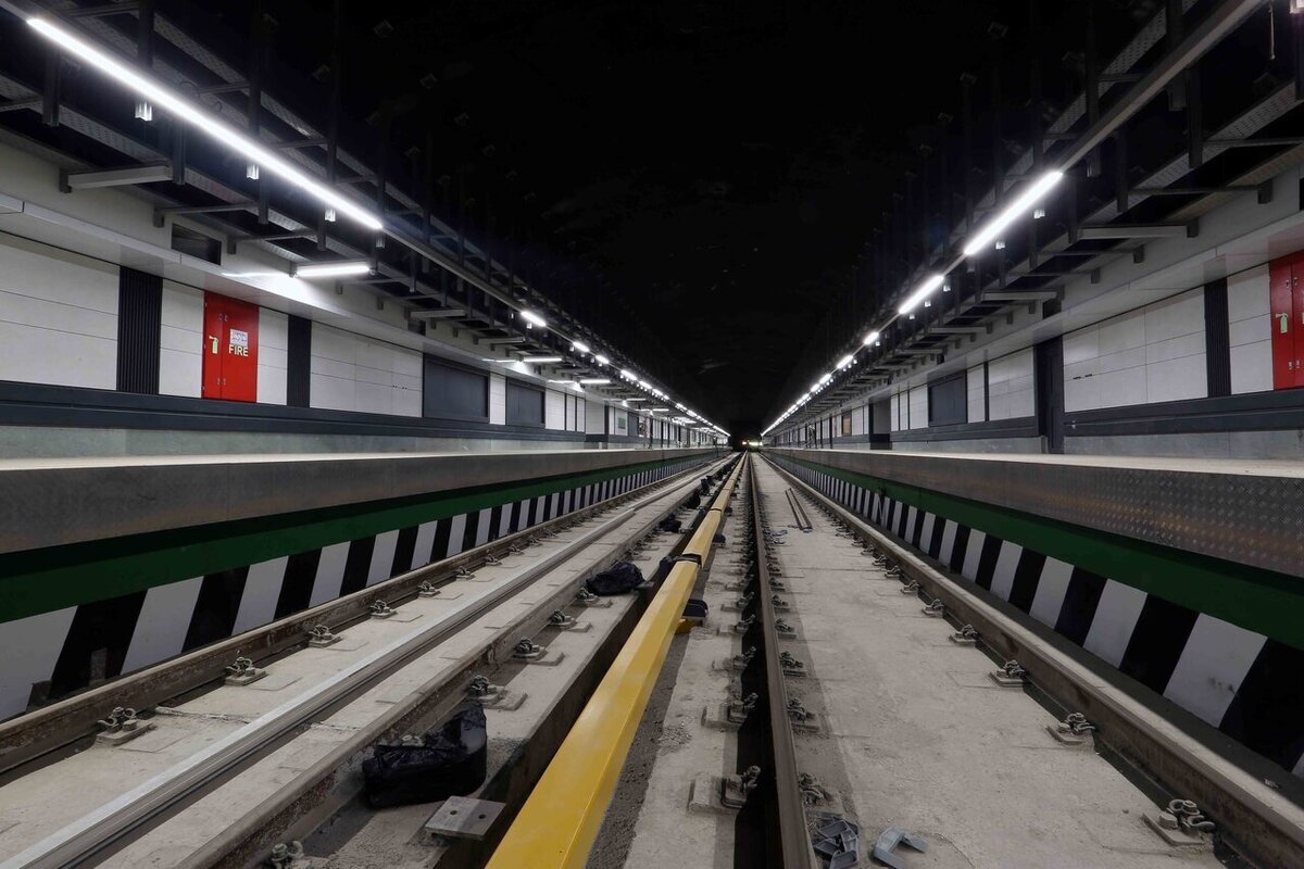 این خط مترو از ۲۵ محله تهران عبور می‌کند