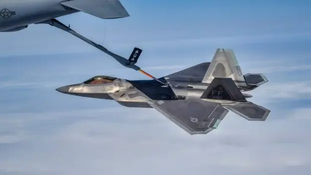 a-us-air-force-f-22-raptor-and-a-kc-135-stratotank-1-620x349