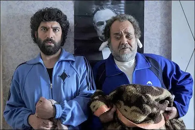 بی‌تابی مجید صالحی مقابل منزل اکبر عبدی