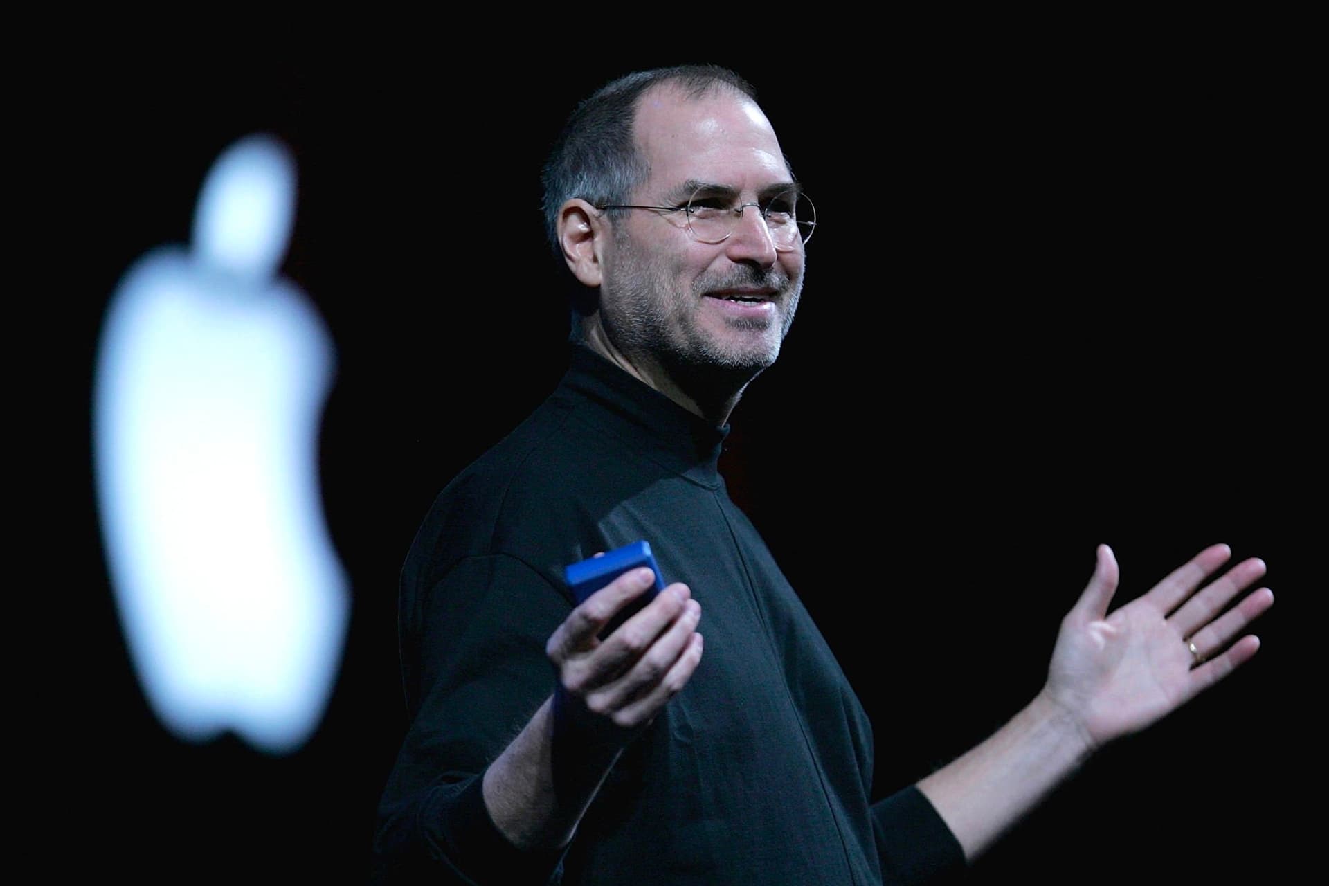 steve-jobs-apple-logo-press-smile-63e6860b212860d0e4c7eacf