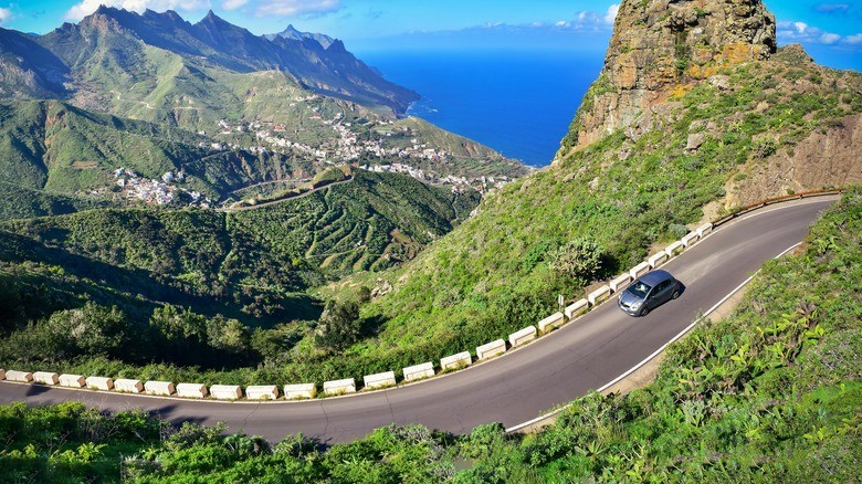 2-grey-car-moving-downhill