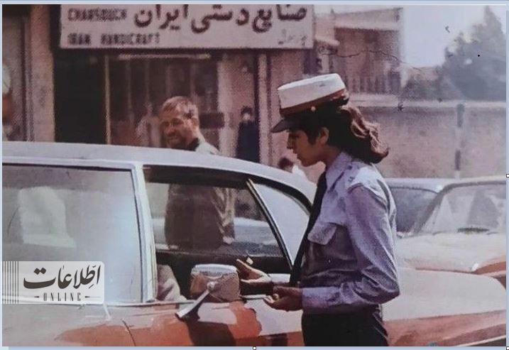 عکس پلیس زن در خیابان‌های تهران سال ۱۳۵۲