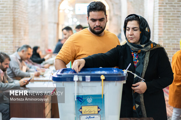 علی، یک رای‌دهنده: نصفِ ایران، به من می‌گویند وسط‌باز!