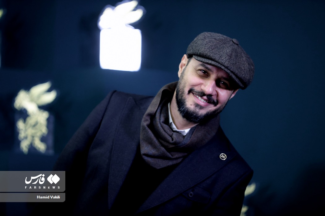 تصاویری از جواد عزتی با کلاهی بر سر در جشنواره فجر