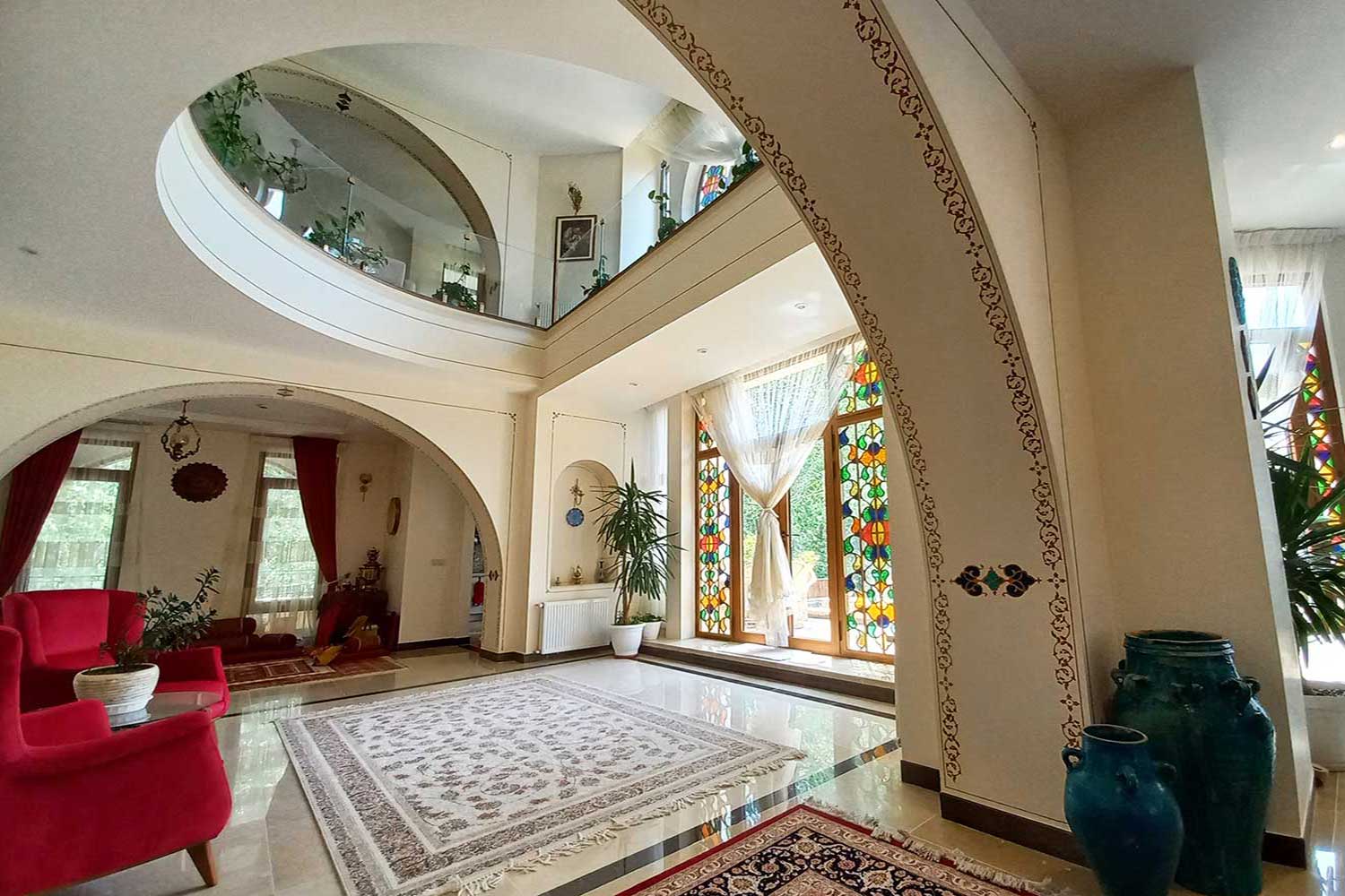 معماری مدرن یک خانه با تمِ قاجار که هوش از سرتان می‌برد