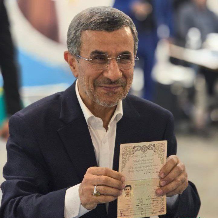 احمدی‌نژاد از شناسنامه‌‎اش رونمایی کرد