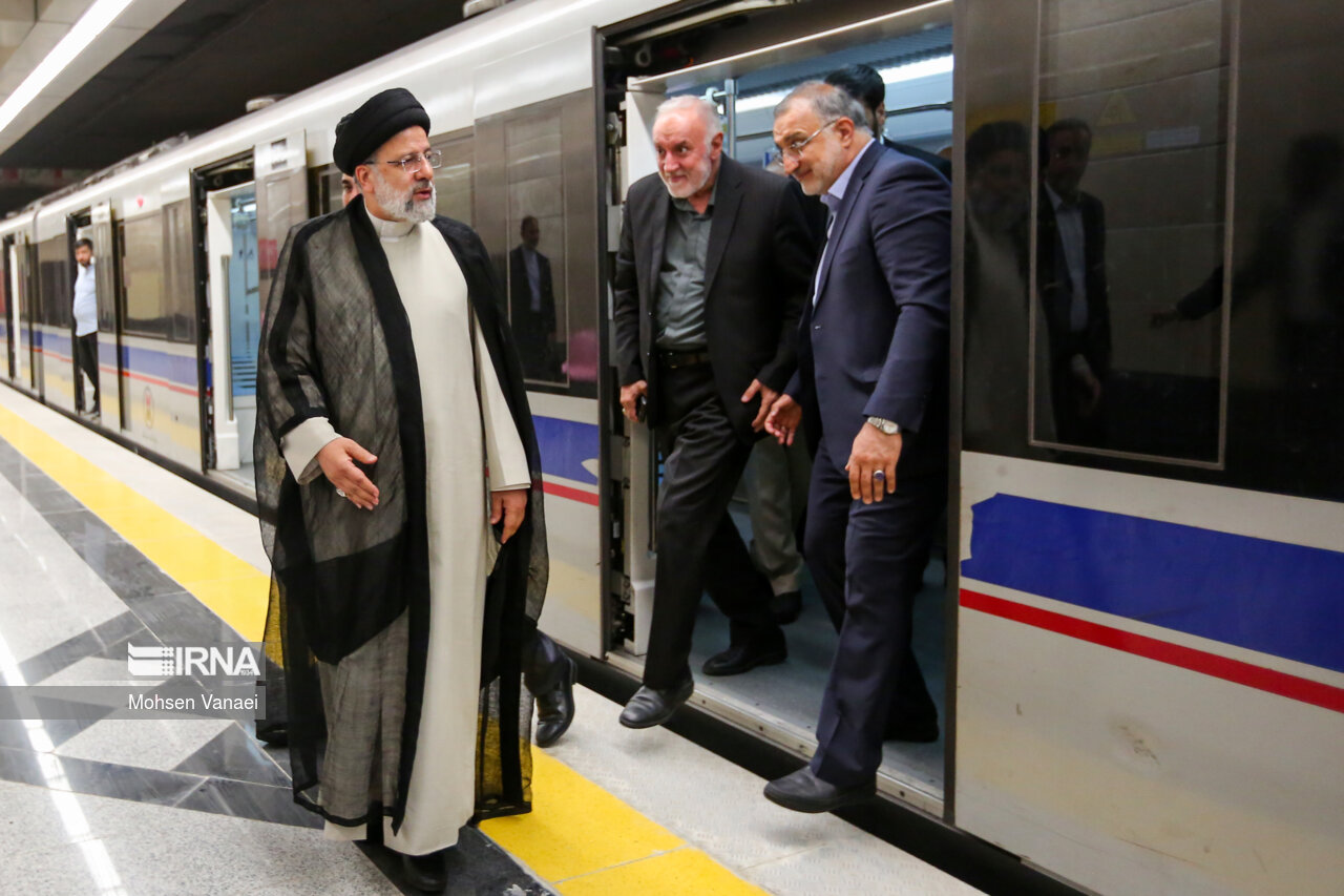 تصاویری از متروسواری رئیسی و زاکانی در تهران 