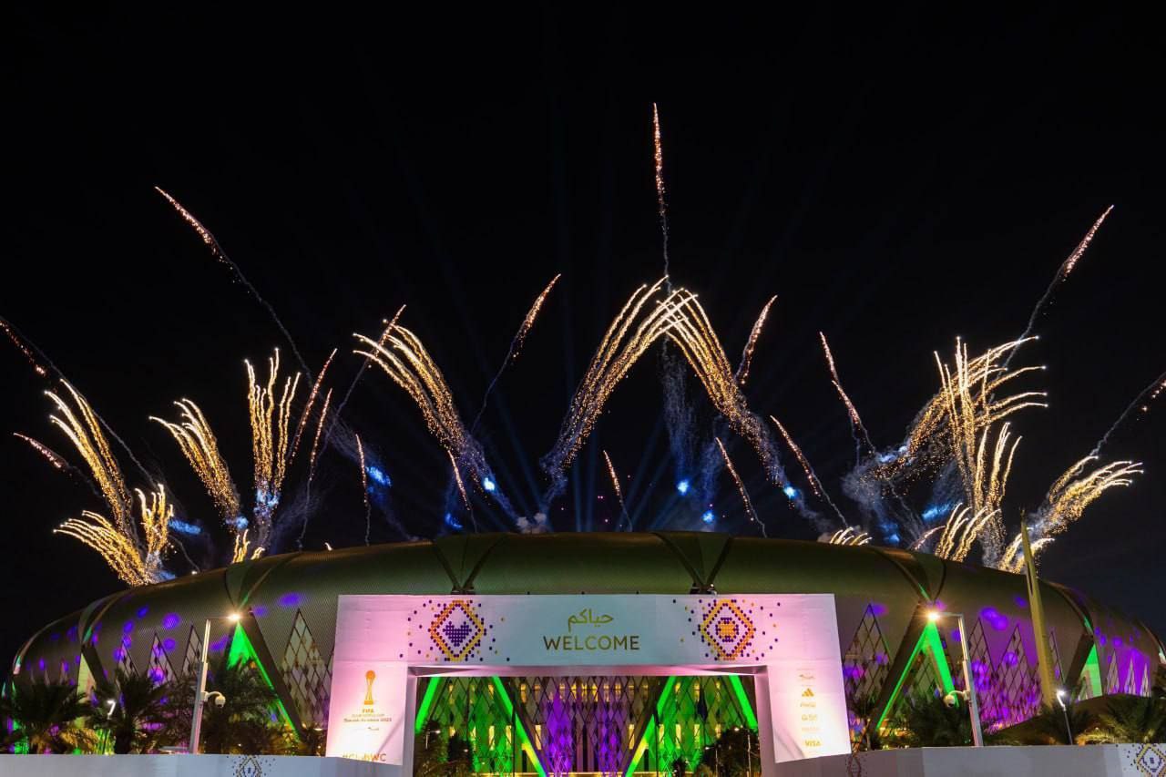 تصاویری از آتش بازی و نورپردازی خفن ورزشگاه عربستان