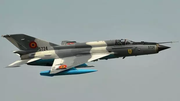 countries-russian-fighter-jets-1-a-romanian-air-force-mig-21-lancer-c-in-flight-620x348_11zon