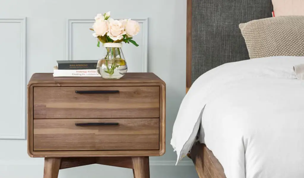 Decorate-the-bedside-table-6