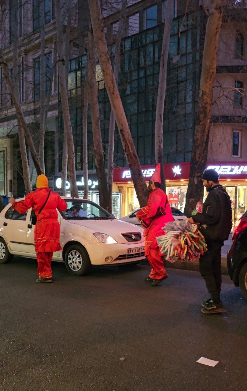 تصویری غیرمنتظره از چند حاجی فیروز در خیابان