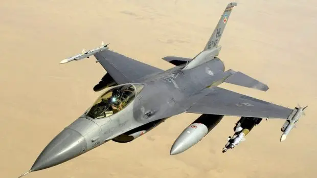 an-f-16-fighting-falcon-flying-with-desert-ground-3-620x348_11zon