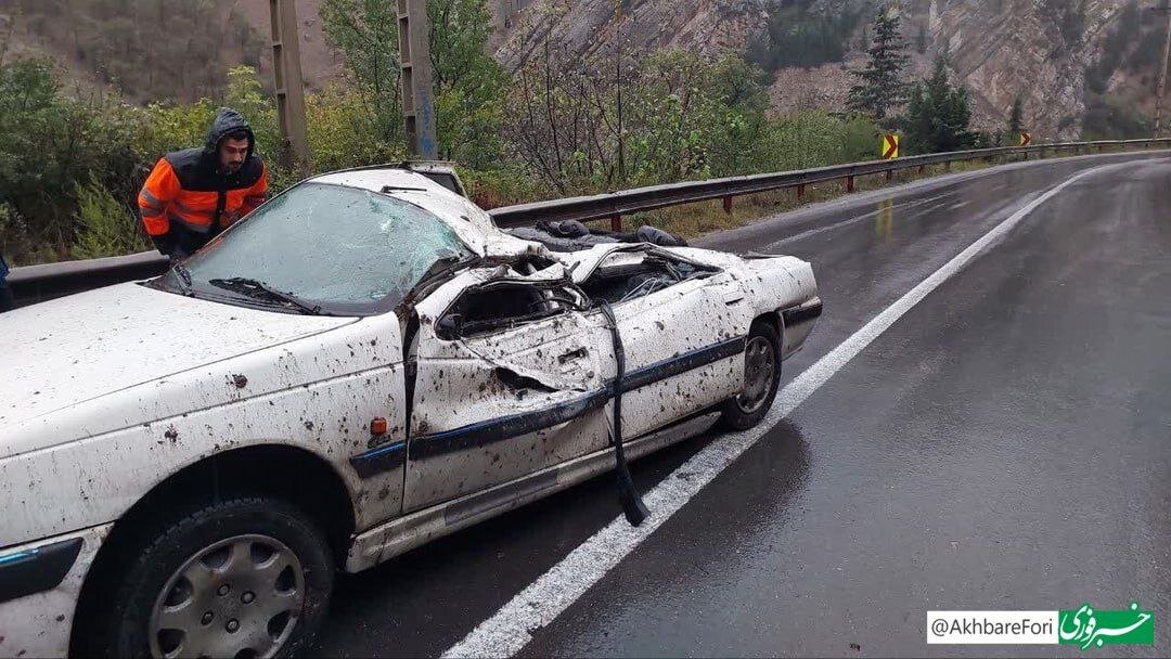 سقوط سنگ روی خودرو در چالوس؛ پژو مچاله شد