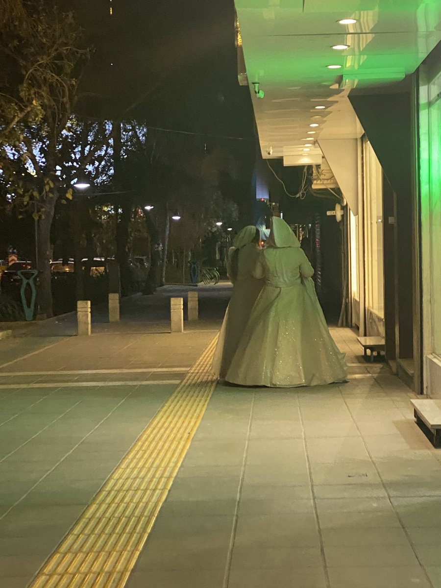 عکس شکار شده از دو عروس تنها در خیابان‌های مشهد