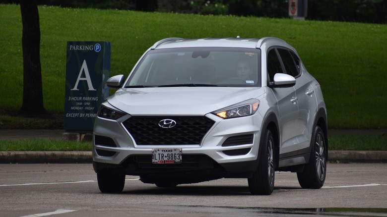 silver-hyundai-tucson-taking-a-corner-2