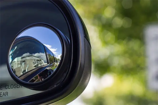 close-up-of-blind-spot-mirror-1_11zon