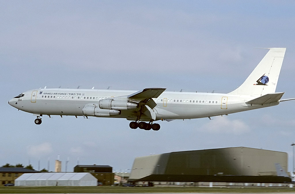 IsraelI_Air_Force_Boeing_707-3J6C(KC)_Re_em_Freer