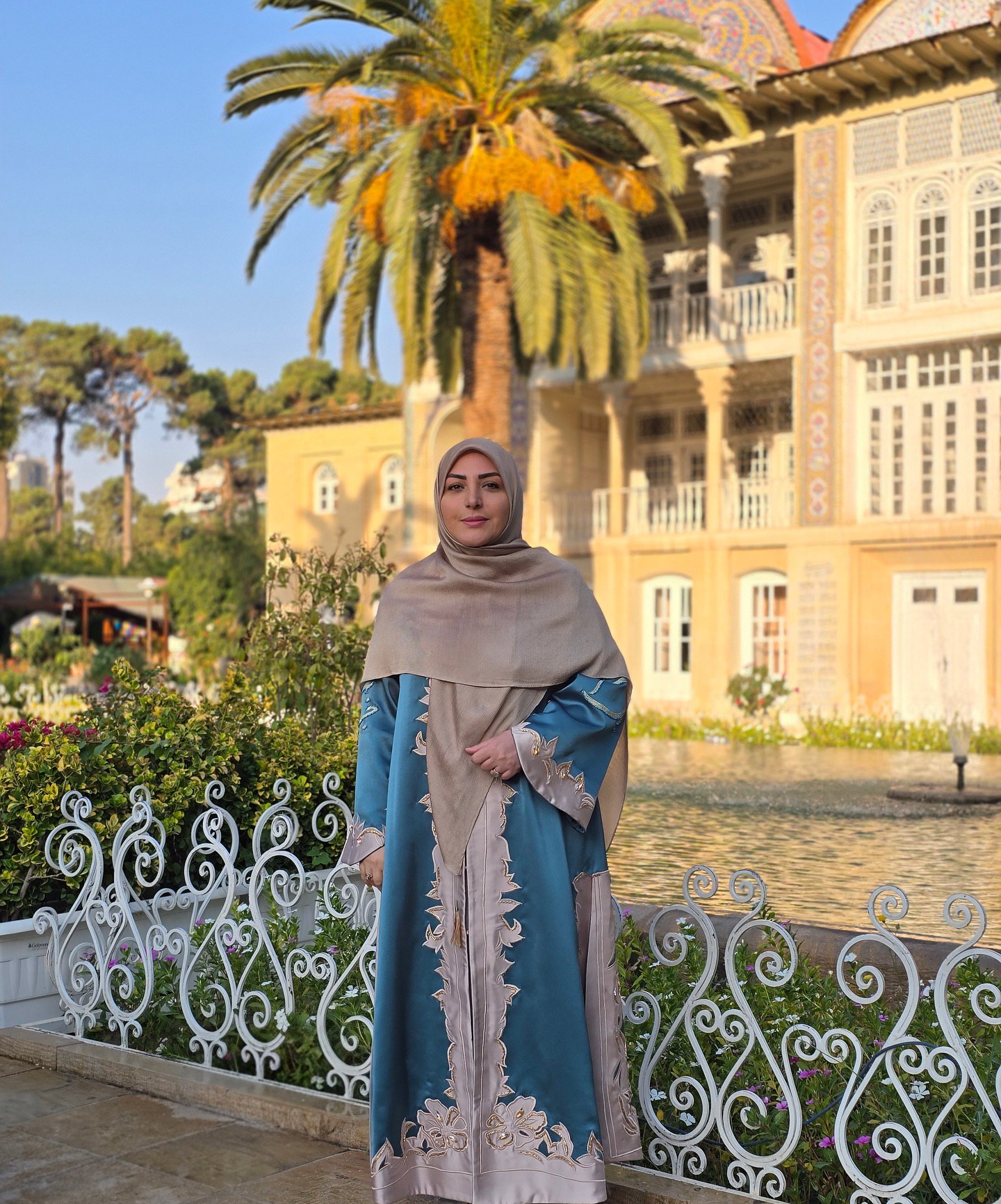 تاریخ و سفر در زمان | عکس ؛ تیپ شیک و مجلسی المیرا شریفی مقدم در باغ ارم photo_2025-10-16_22-41-39