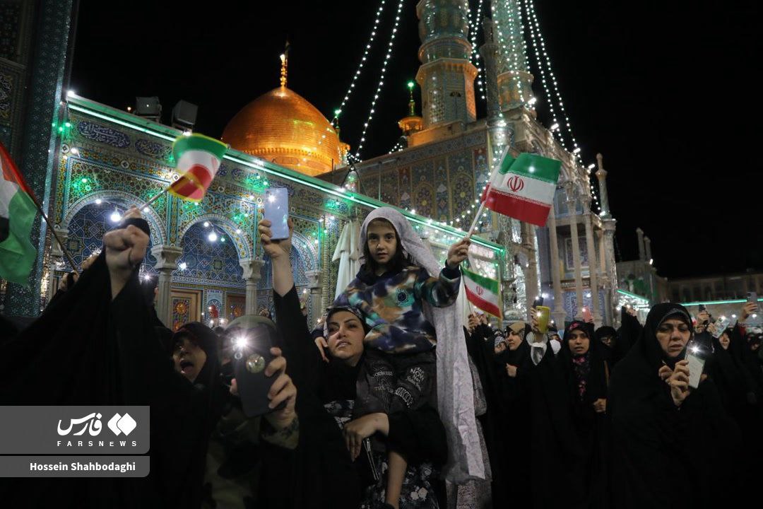 شب بیداری مردم قم بعد از حمله ایران به اسرائیل