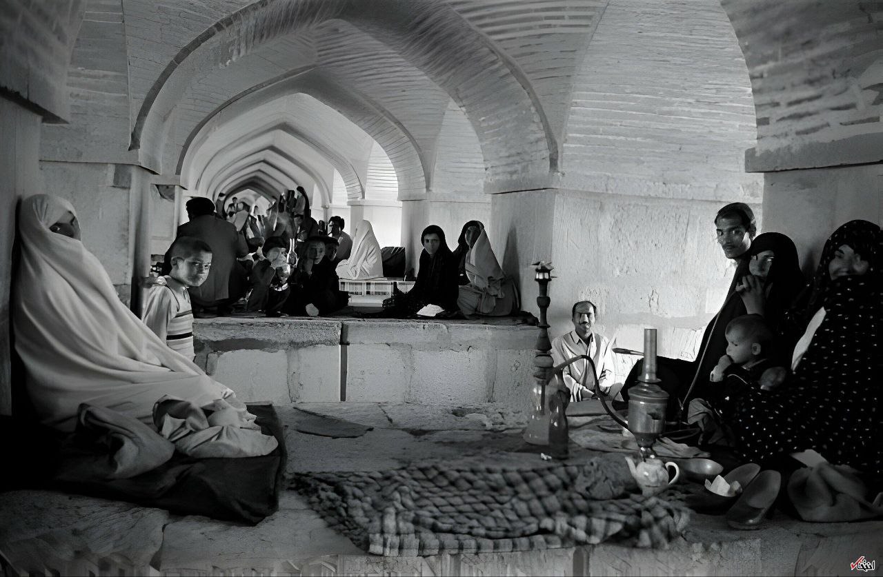 قاب جالب از تفریح مردم اصفهان، ۶۲ سال پیش