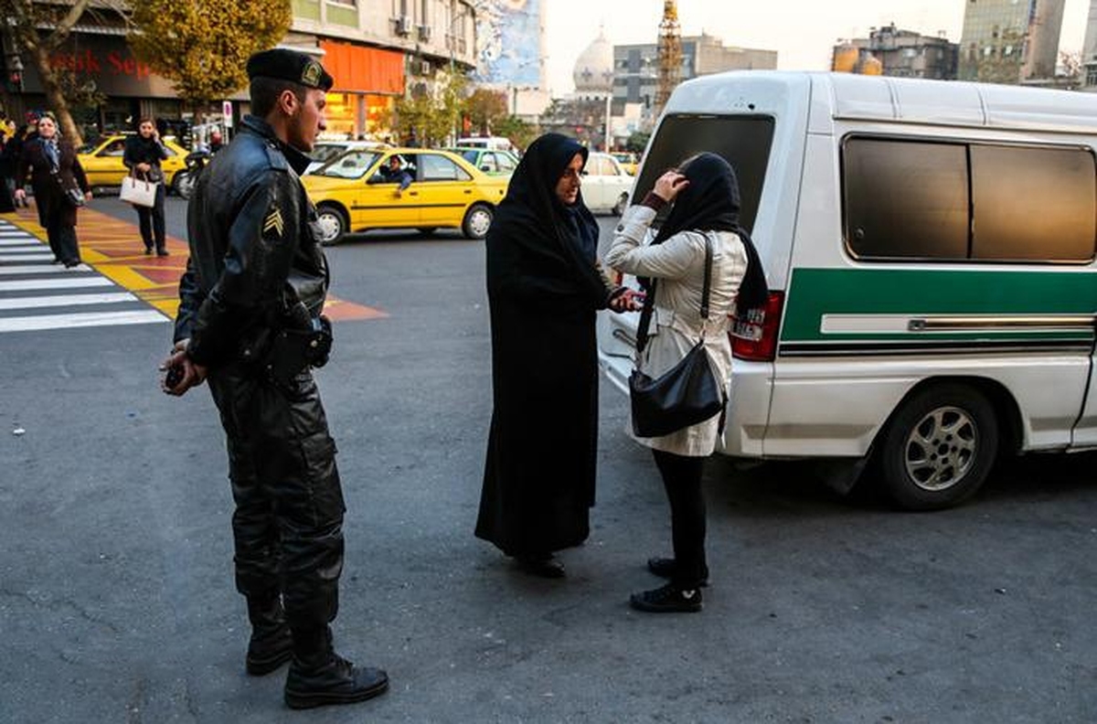 افشین علا: لااقل با چادر علیه دختران خشونت نکنید