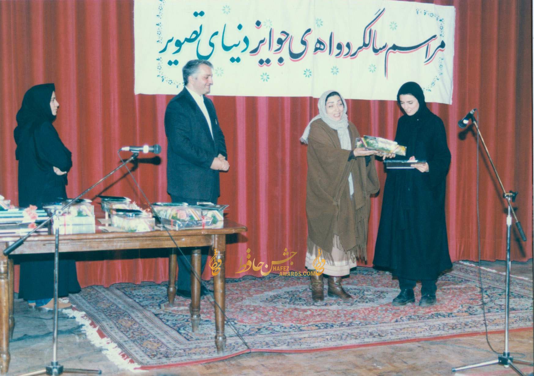 علی-معلم-و-لیلا-حاتمی-اولین-دوره-جشن-حافظ-سال-1376 (1)