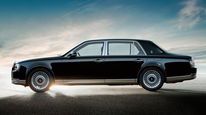 2-side-profile-of-the-third-generation-toyota-century