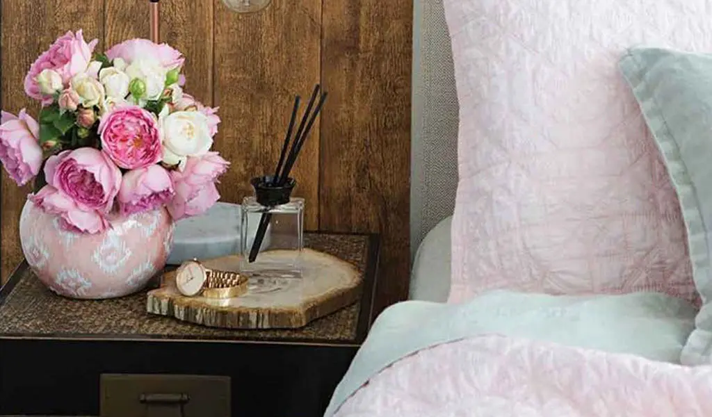Decorate-the-bedside-table-2