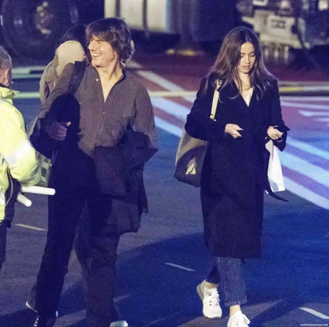 tom-cruise-ana-de-armas-spotted-together-again-arriving-at-v0-gcopmxjefxoe1